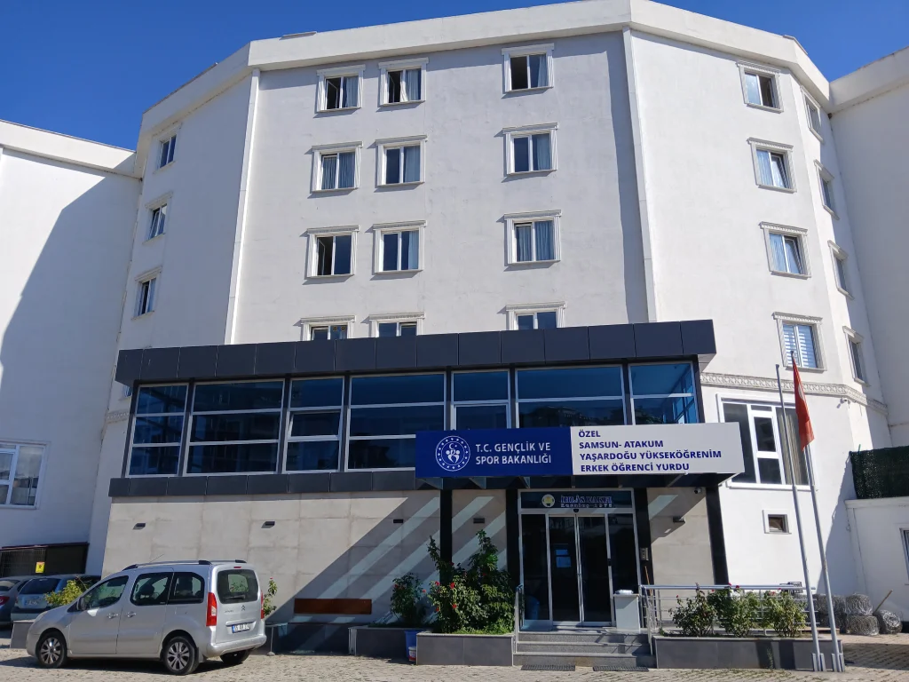 Yaşar Doğu Erkek Öğrenci Yurdu girişi